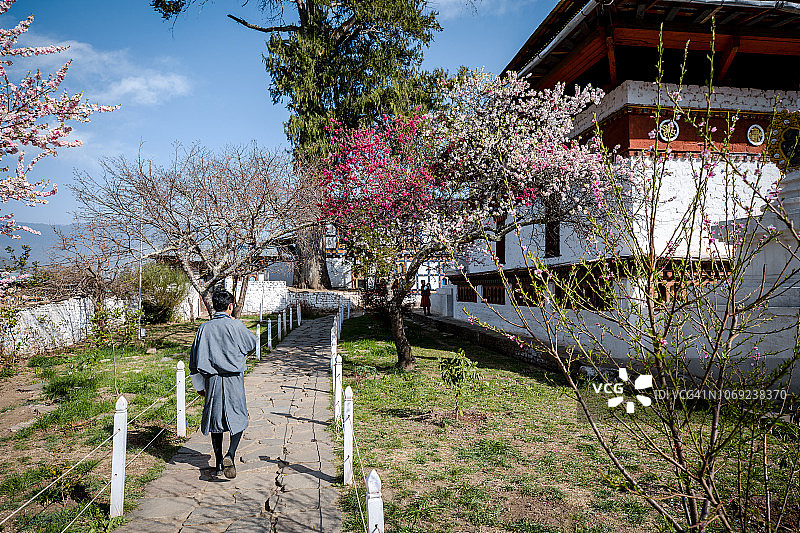 不丹吉曲寺的导游，春季图片素材