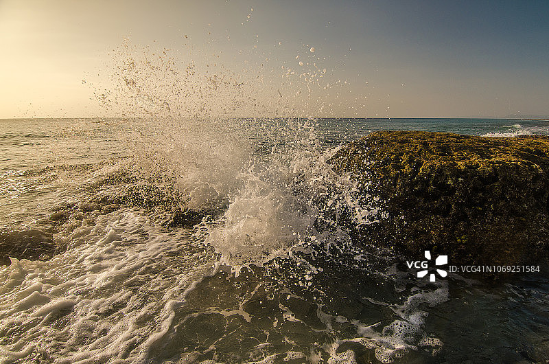 拍打岩石的浪花图片素材