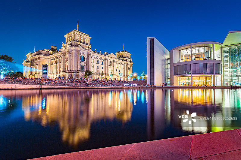 德国柏林市中心米特区：施普雷河畔的柏林政府区暮光景色图片素材