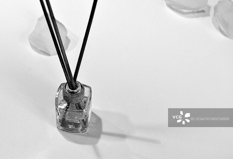 玫瑰花瓣香氛液体图片素材