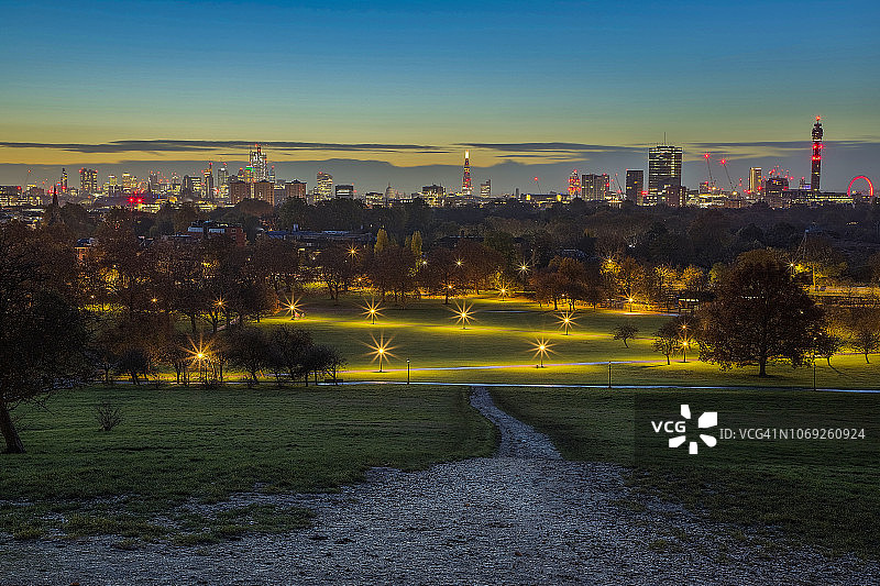 从英国伦敦的樱草花山看伦敦天际线图片素材