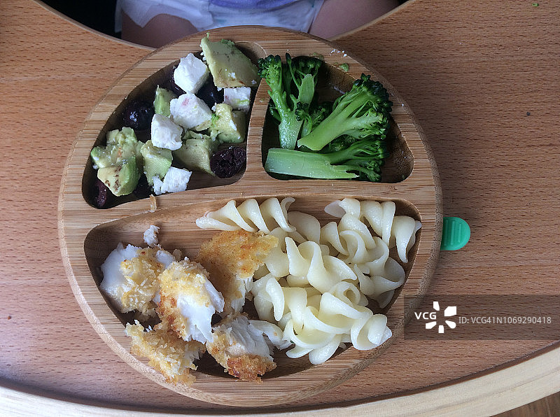 幼儿吃新鲜的素食图片素材