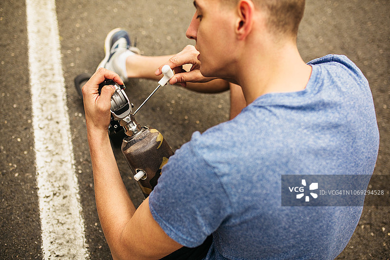 年轻跑步者安装假肢图片素材