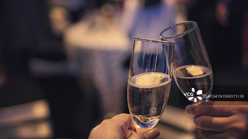 情侣在派对上举杯香槟庆祝图片素材