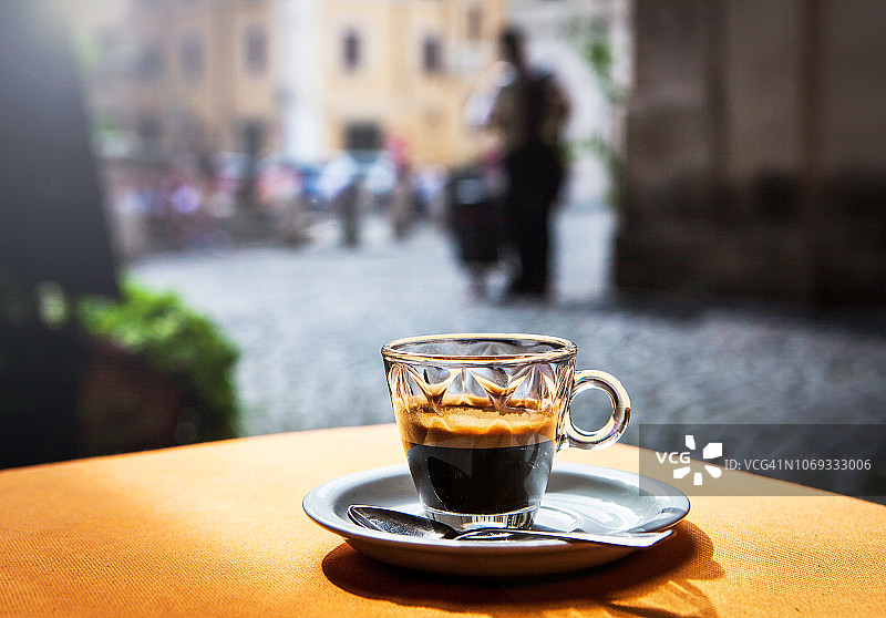 街边咖啡馆里的热黑咖啡图片素材