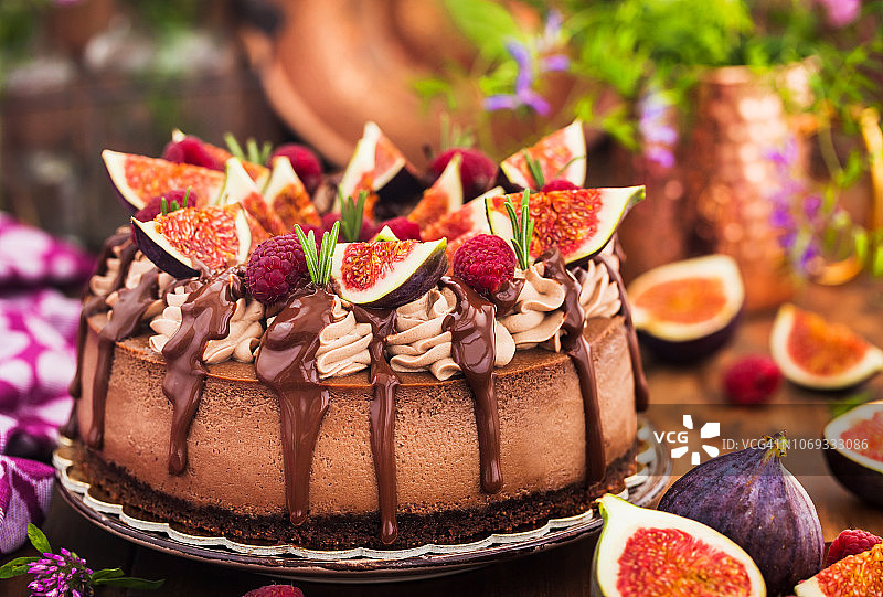 美味的自制巧克力芝士蛋糕，饰以新鲜无花果和覆盆子图片素材