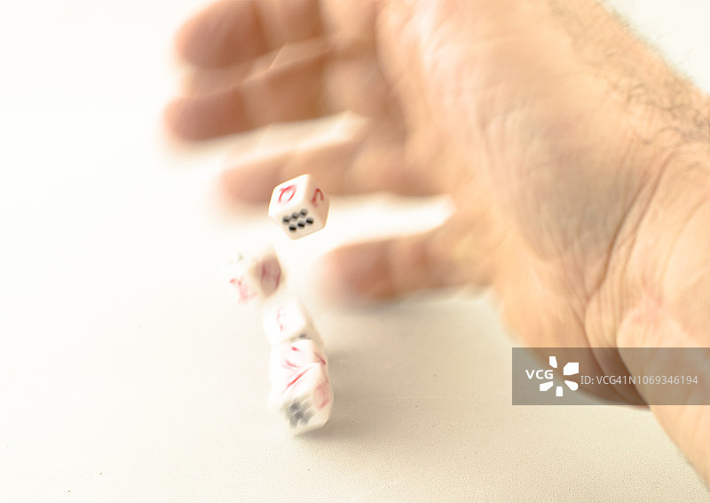 越来越多的人用手机玩扑克骰子图片素材