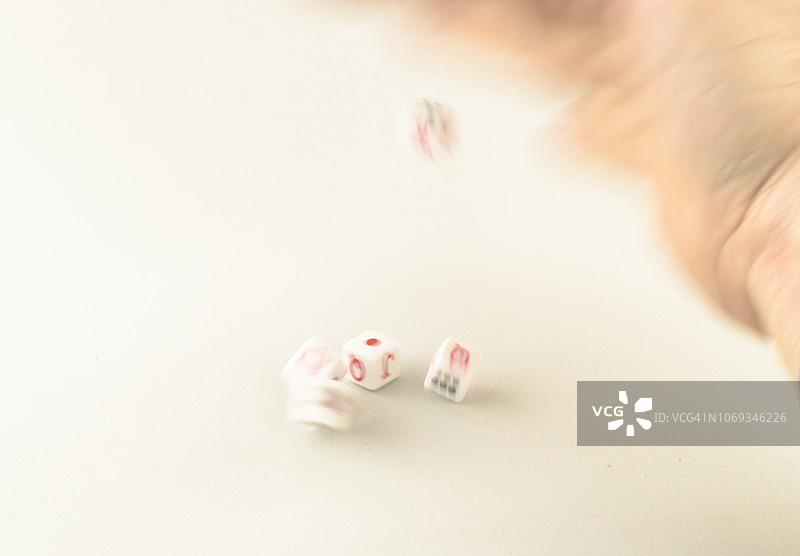 越来越多的人用手机玩扑克骰子图片素材