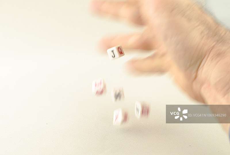 越来越多的人用手机玩扑克骰子图片素材