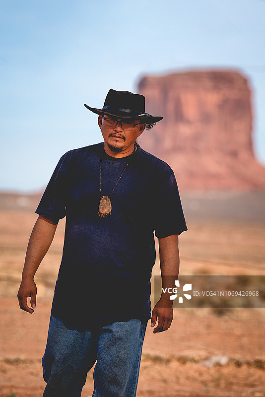 纪念碑谷中亚利桑那州的年轻纳瓦霍族男子图片素材