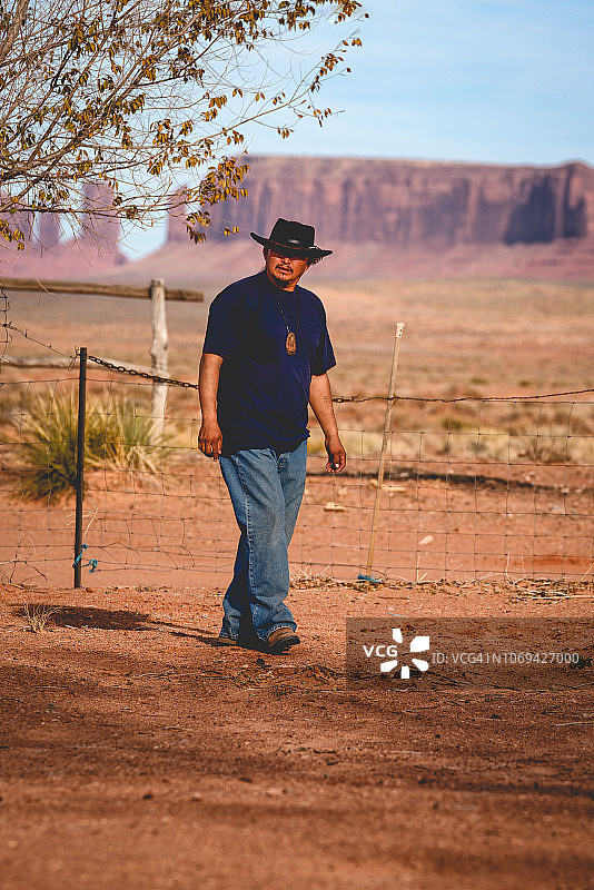纪念碑谷中亚利桑那州的年轻纳瓦霍族男子图片素材