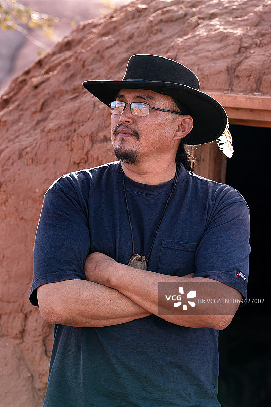 纪念碑谷中亚利桑那州的年轻纳瓦霍族男子图片素材