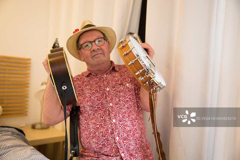 坐在汽车旅馆等演出开始图片素材