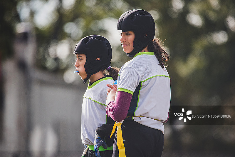 女孩们玩腰旗橄榄球图片素材