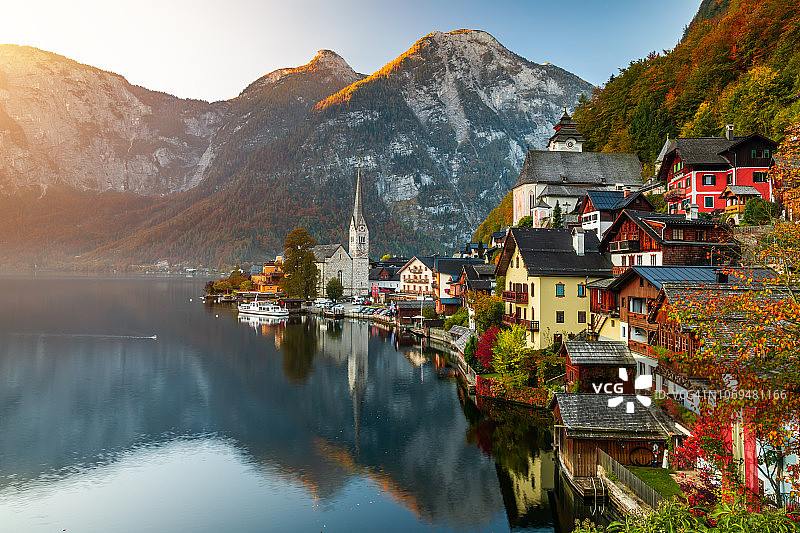 奥地利哈尔施塔特湖畔山村日出美景图片素材