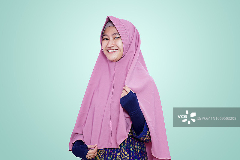 印度尼西亚穆斯林女孩肖像图片素材