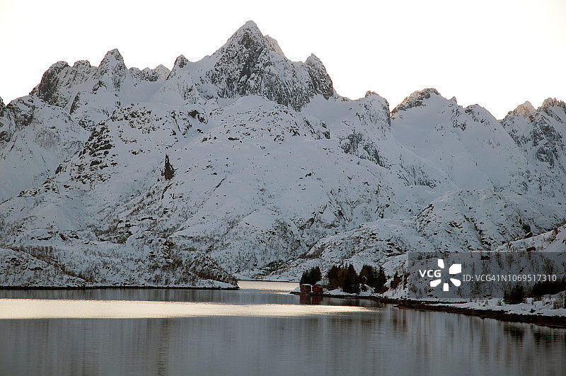 挪威拉夫特松峡湾的小屋图片素材
