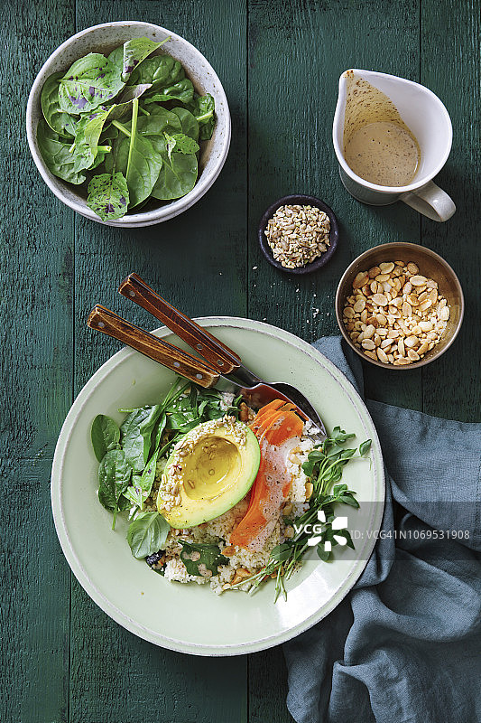 牛油果碗搭配粗麦粉蔬菜和柠檬芝麻酱图片素材