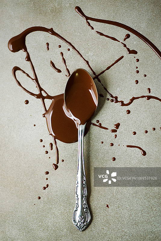 勺子上融化的巧克力图片素材