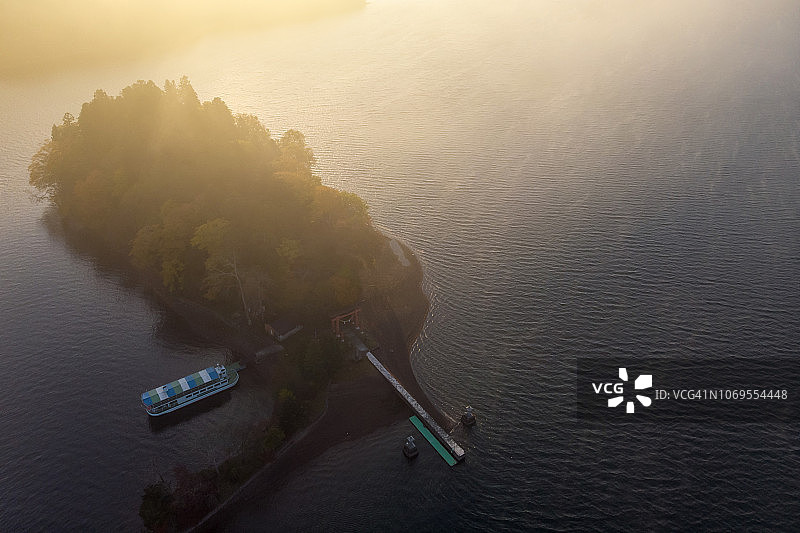 日本新泻县野尻湖琵琶岛无人机航拍视角图片素材