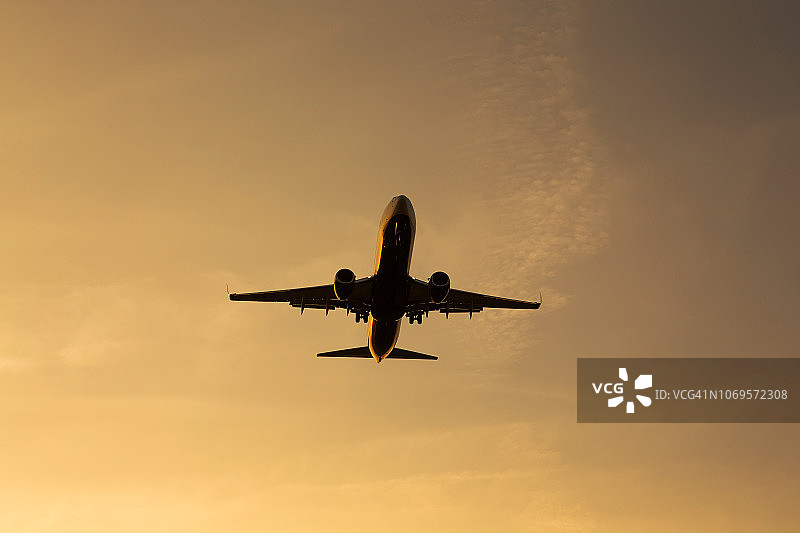 日落时分在天空中的飞机（舍内费尔德，勃兰登堡/德国）图片素材