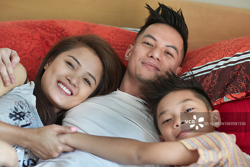 在家中床上幸福的一家图片素材