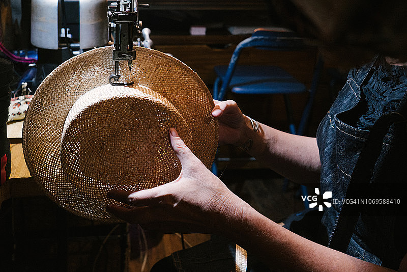 女帽匠制作帽子图片素材