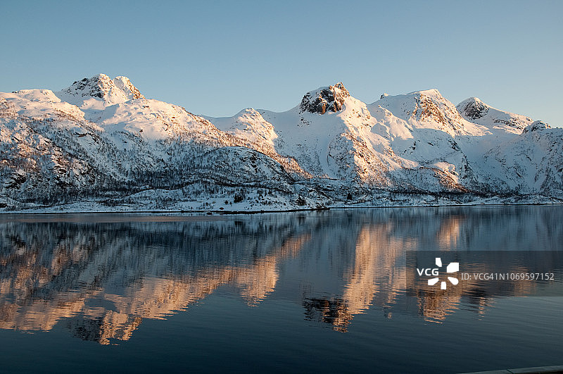 挪威Raftsundet峡湾冬季风光图片素材