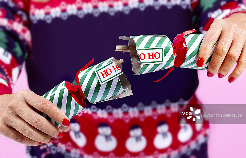 圣诞节独自一人，自己拉彩炮的女人图片素材