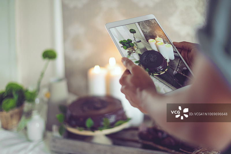 鲜花巧克力蛋糕餐桌摆台图片素材