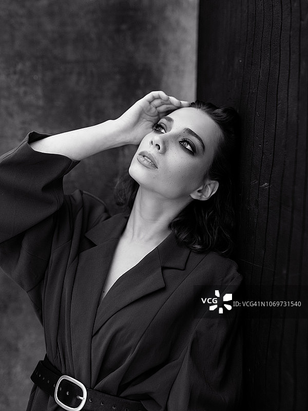 年轻女子在工作室摆姿势图片素材