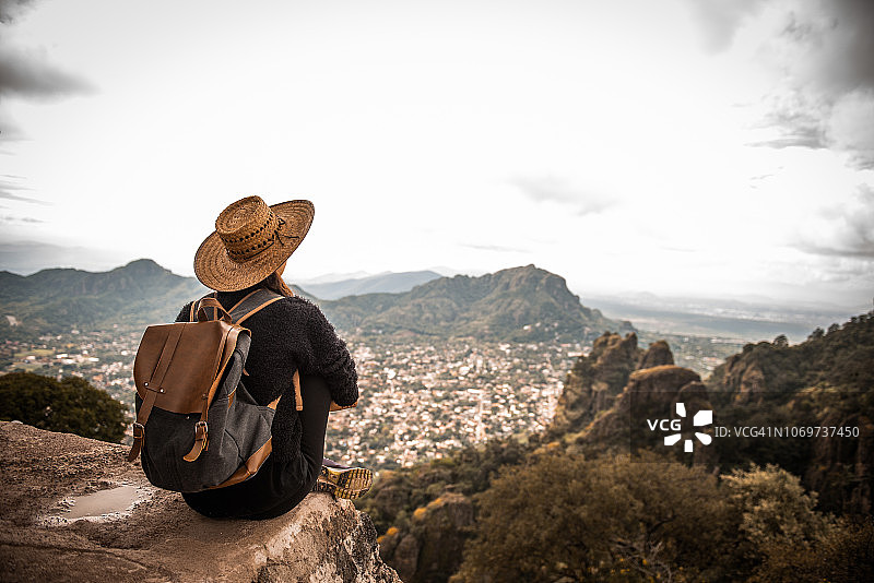 欣赏风景的女人图片素材