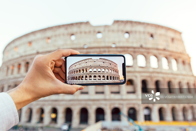 游客用智能手机拍摄罗马斗兽场，意大利罗马图片素材