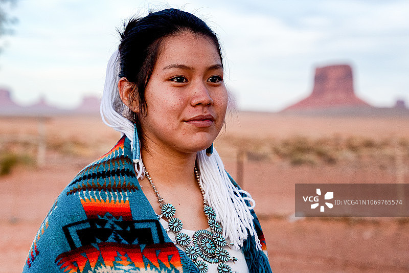 户外肖像：纳瓦霍族美洲原住民少女图片素材