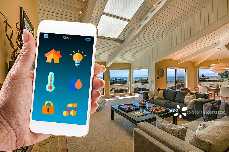 女人客厅使用智能家居应用图片素材