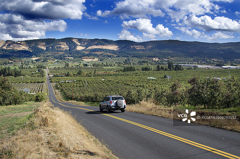 沿乡村公路行驶图片素材