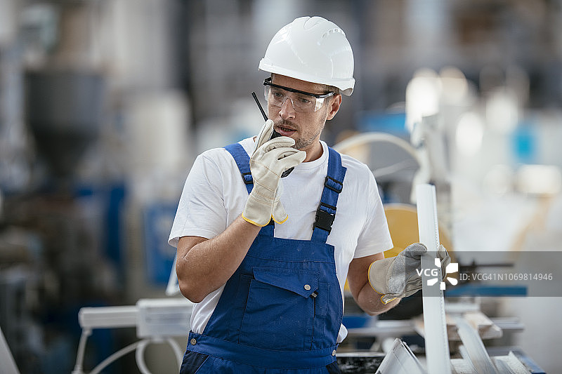 手持对讲机的英俊工人图片素材