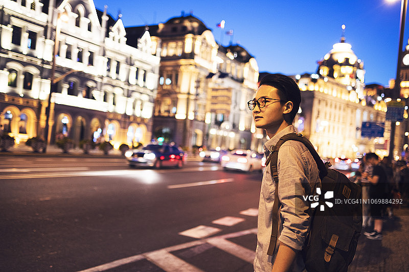 眺望上海城市风光的年轻男子图片素材