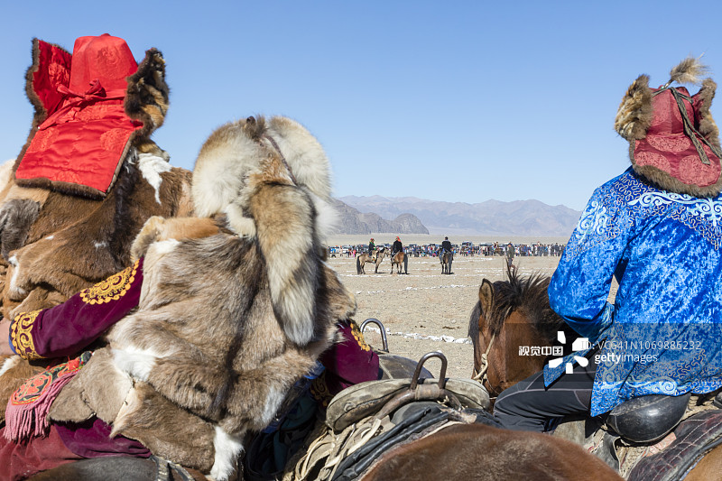 穿着狐皮的当地哈萨克族人在2018年金雕节观看活动图片素材
