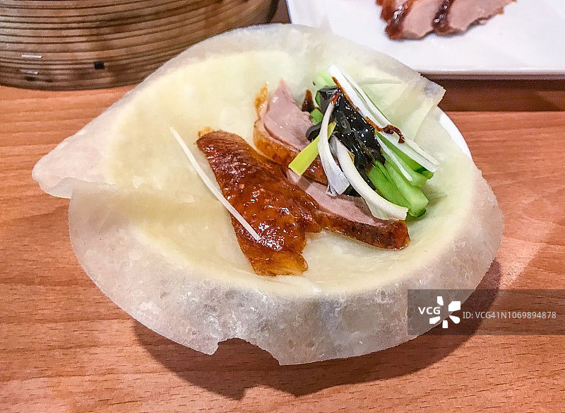 品尝北京烤鸭的正确方式图片素材