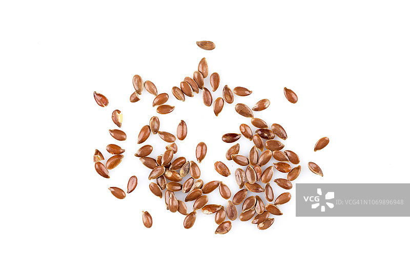 白色背景下分离的亚麻籽特写图片素材