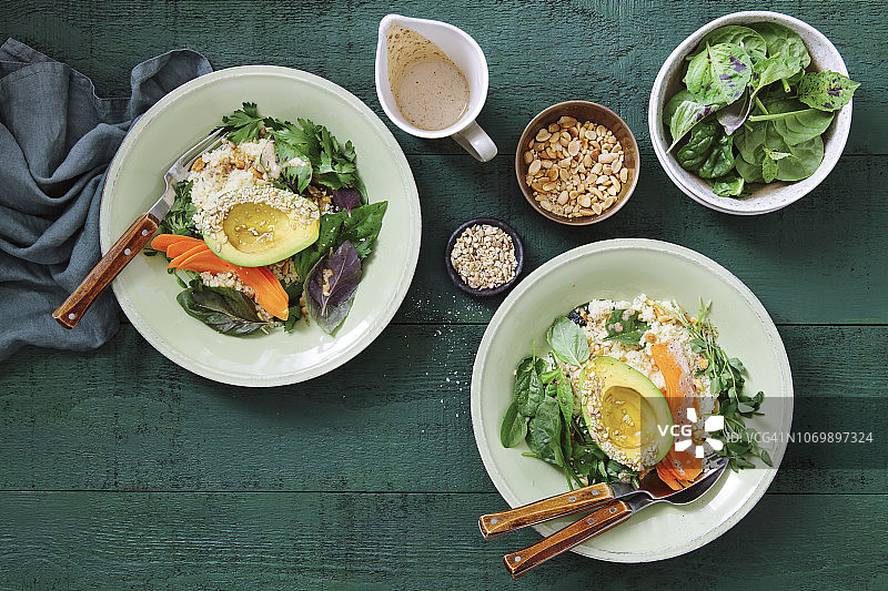 牛油果碗搭配粗麦粉蔬菜和柠檬芝麻酱图片素材