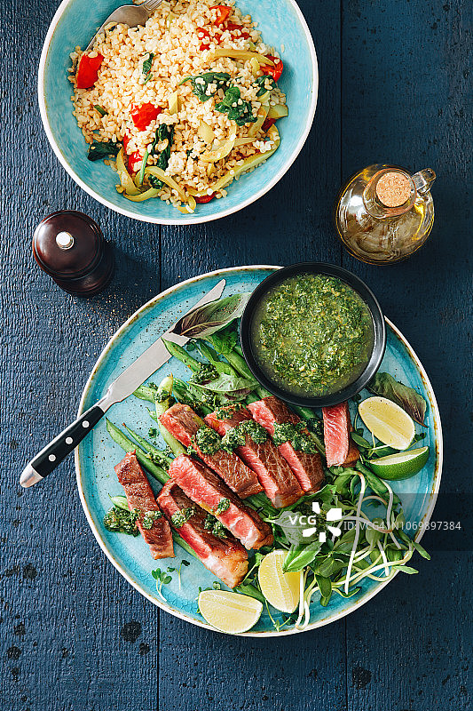 搭配芥末酱、蔬菜、香草和刺山柑的牛排图片素材