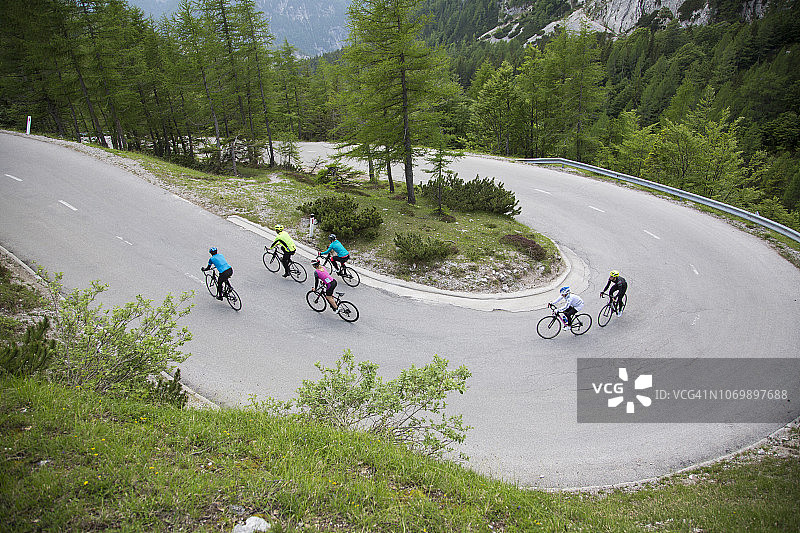 一群公路自行车手骑上山路图片素材