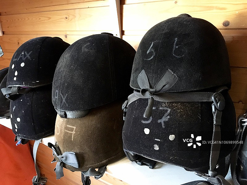 堆叠的马术头盔特写图片素材
