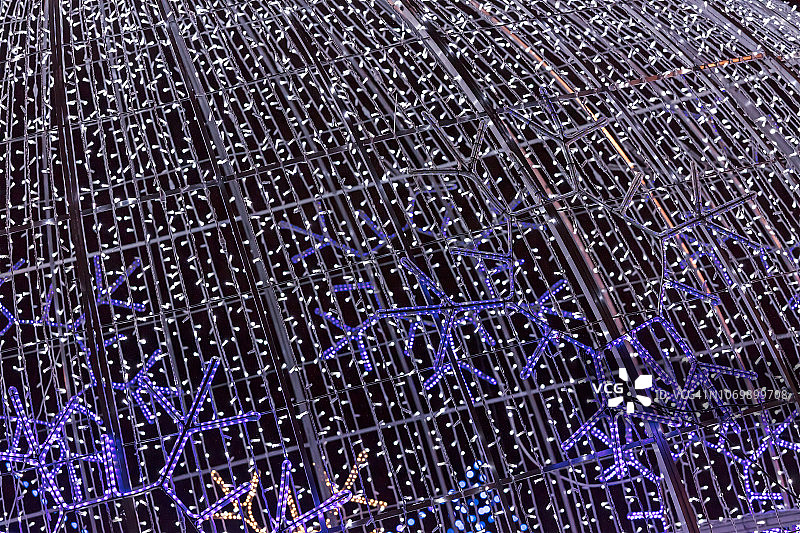 冬季节日装饰灯：蓝色LED灯串图片素材