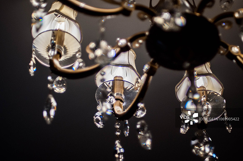 天花板上的老式吊灯图片素材