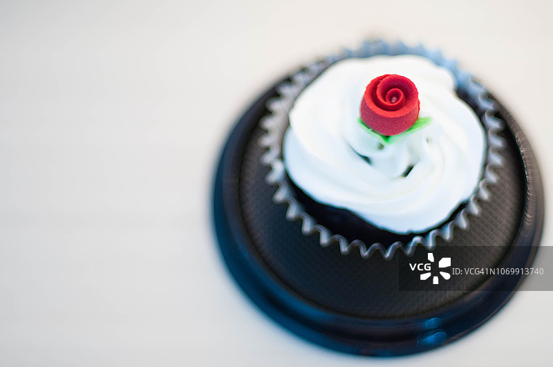 顶部玫瑰糖霜巧克力杯子蛋糕图片素材