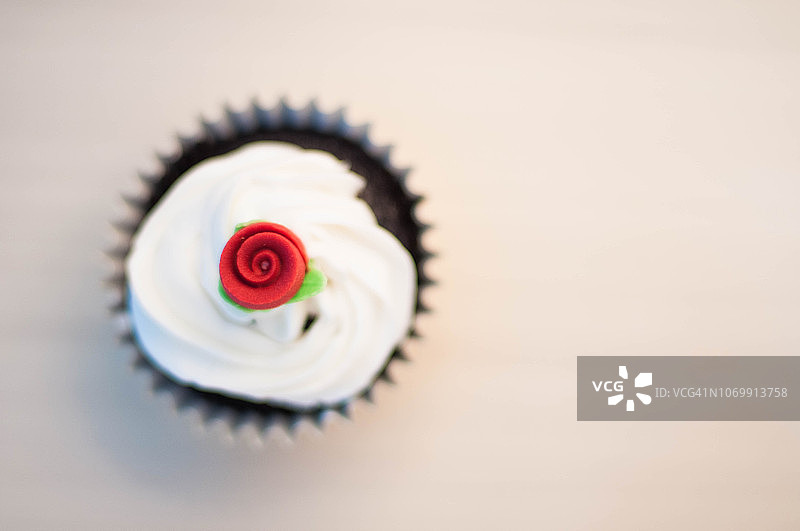 顶部玫瑰糖霜巧克力杯子蛋糕图片素材