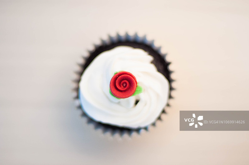 顶部玫瑰糖霜巧克力杯子蛋糕图片素材